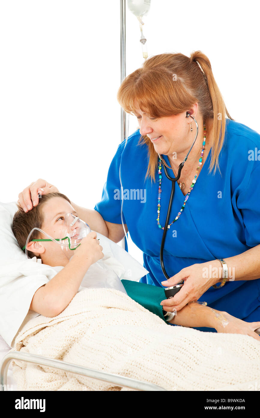 Gentile infermiera pediatrico comfort di un piccolo ragazzo in ospedale Foto Stock