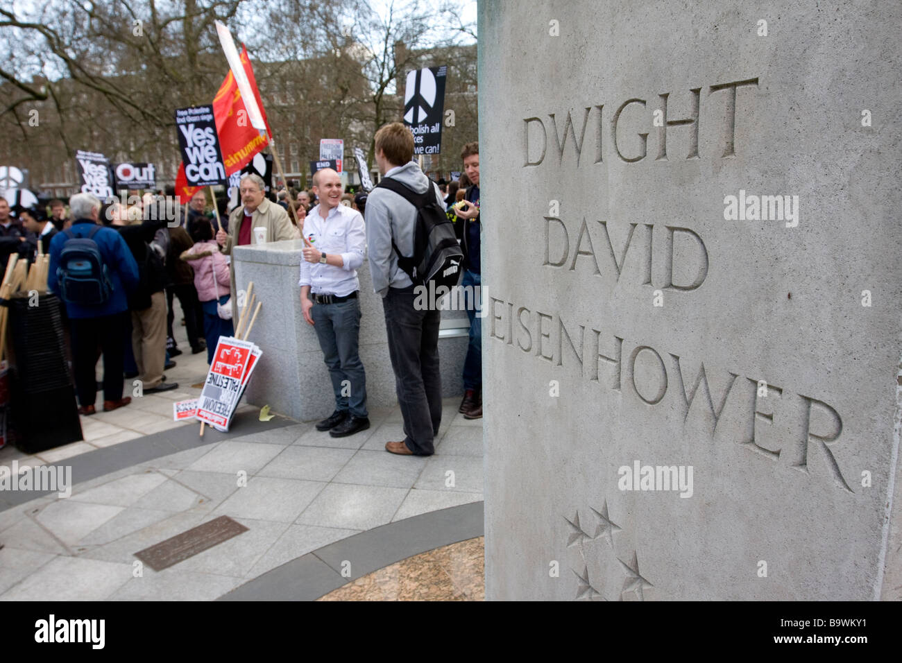 G20 protesta all ambasciata americana di Londra. Il 1 aprile 2009 Foto Stock