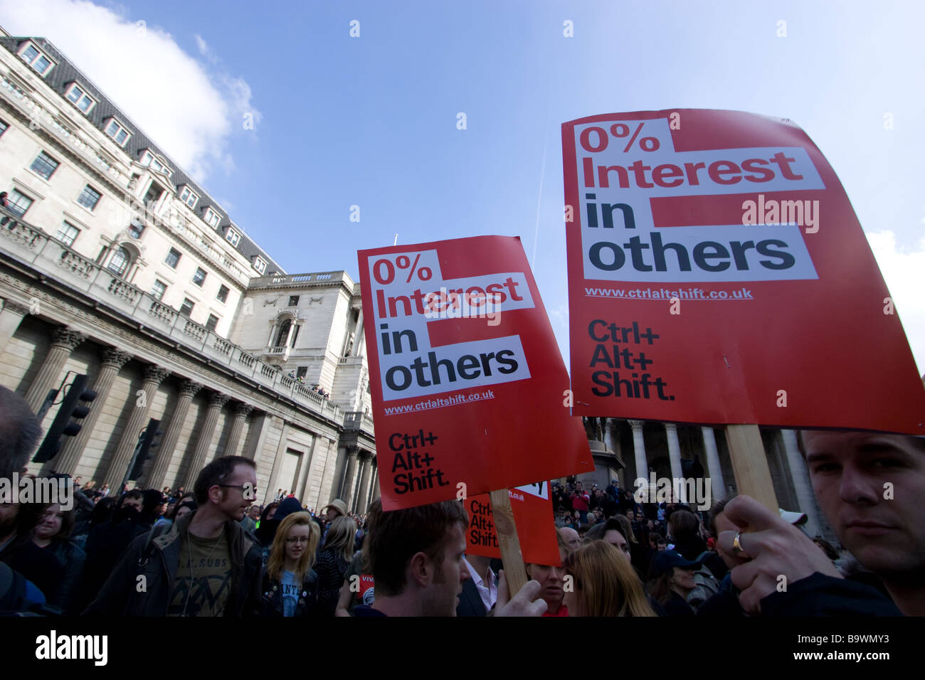 Dimostrazione del G20 con 0% di interesse in altri cartelli manifestano al di fuori della Bank of England Londra Regno Unito Foto Stock