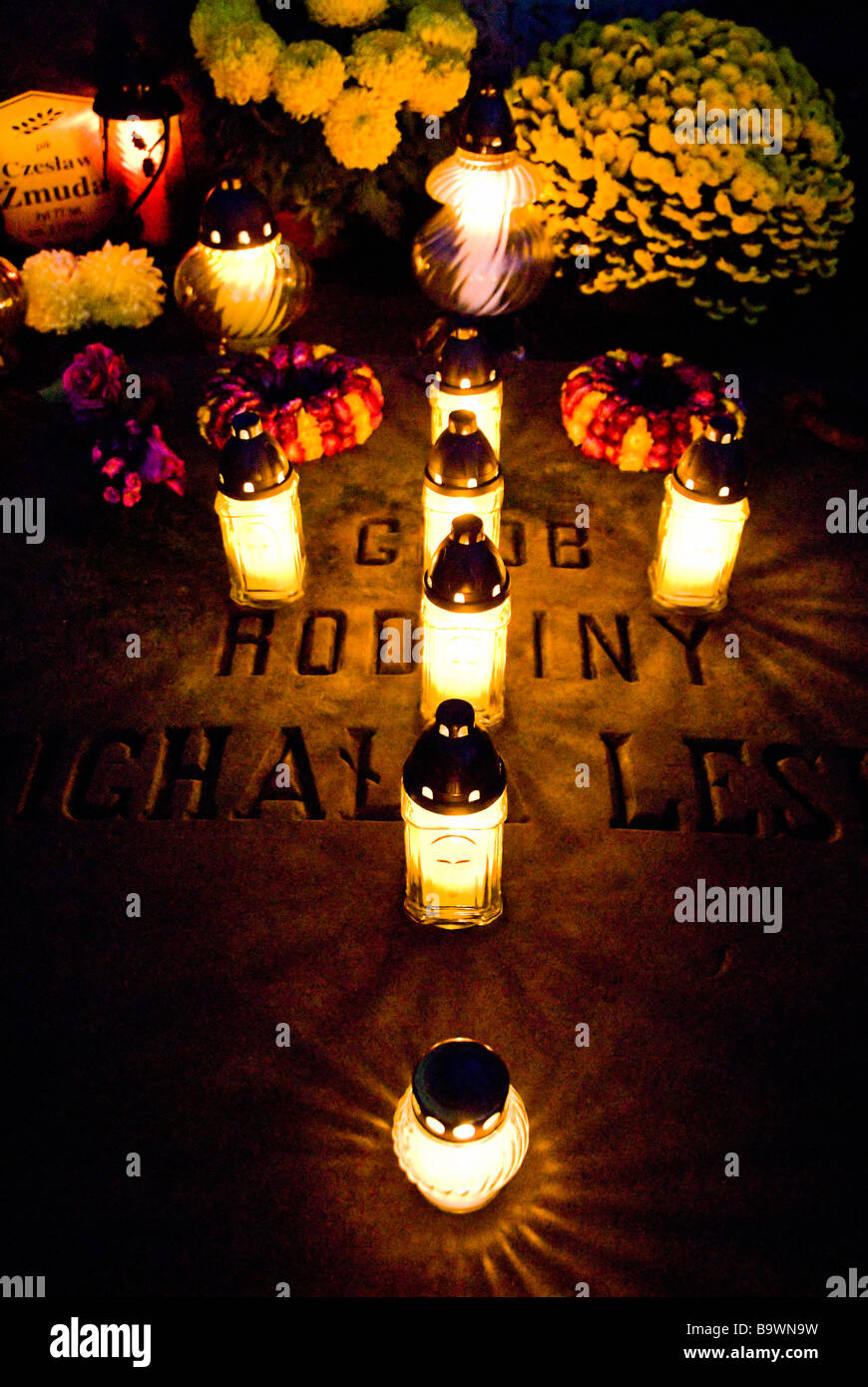 Candele su una tomba durante la celebrazione della festa del santo nel cimitero di Powazki, Varsavia, Polonia, l'Europa. Foto Stock