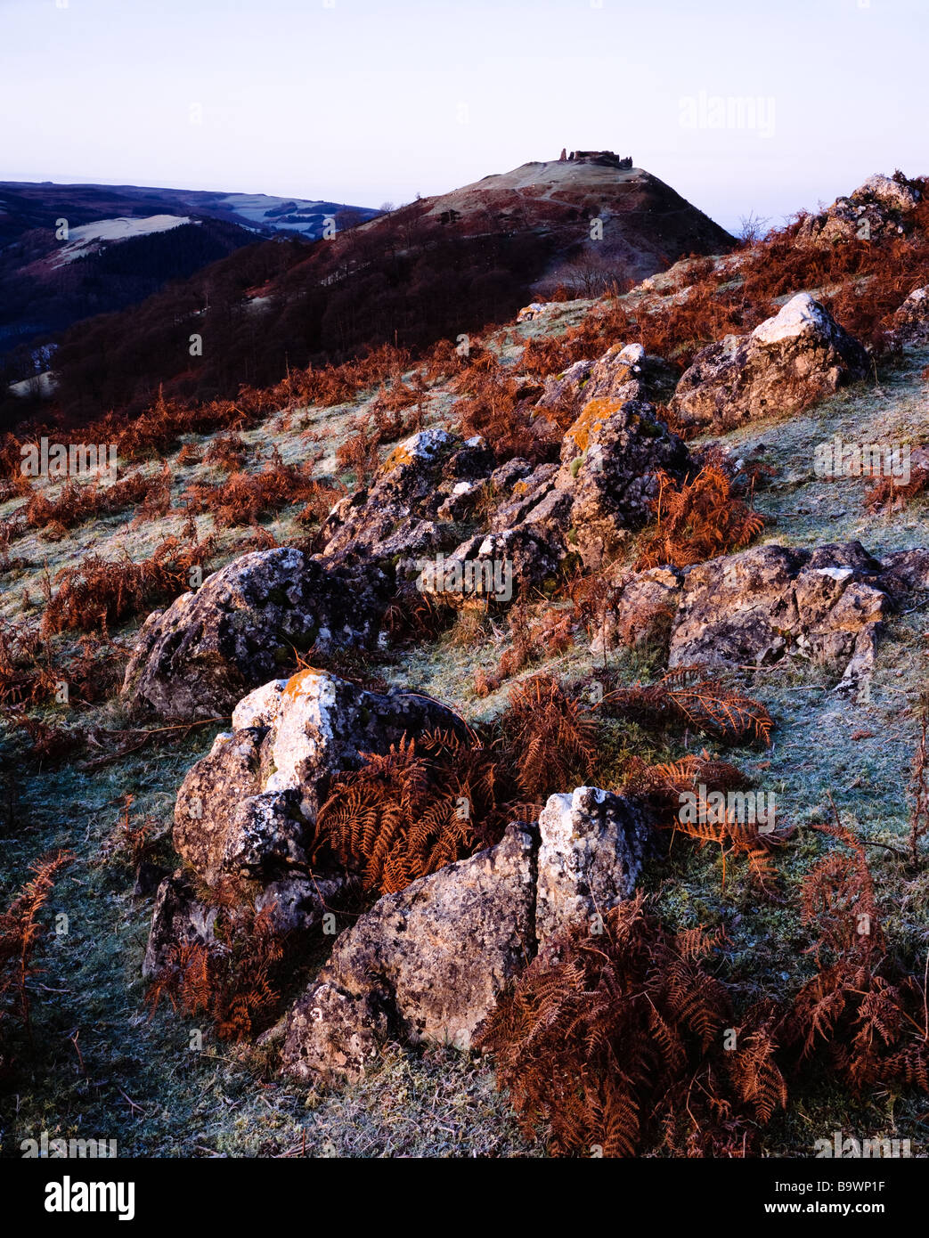 Autunno a sunrise Dinas Bran, Llangollen. Il Galles del Nord. Foto Stock