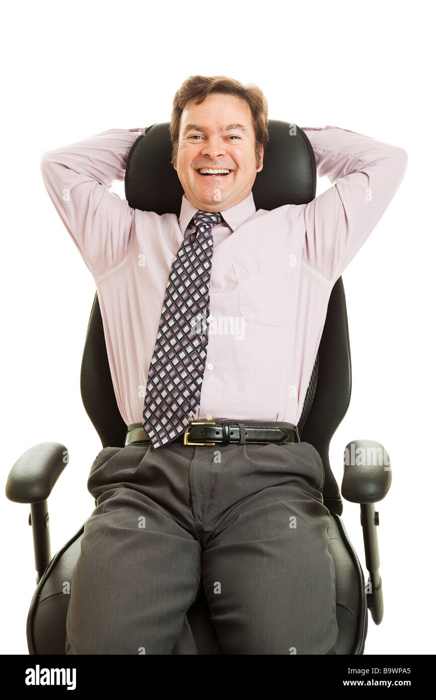 Sorridenti imprenditore godendo il suo nuovo ufficio ergonomica sedia isolato su bianco Foto Stock