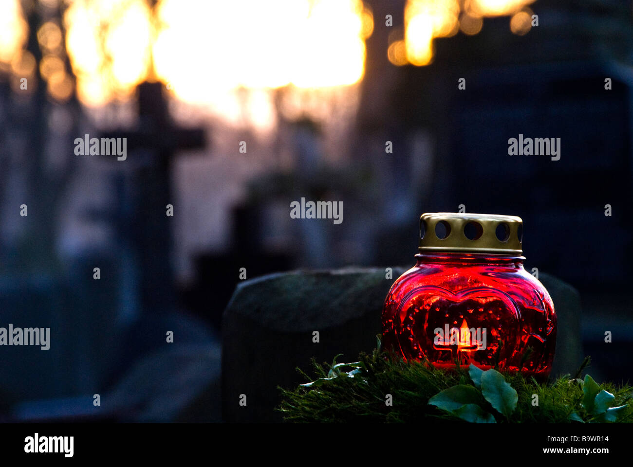 Candela su una tomba durante la celebrazione della festa del santo nel cimitero di Powazki, Varsavia, Polonia, l'Europa. Foto Stock