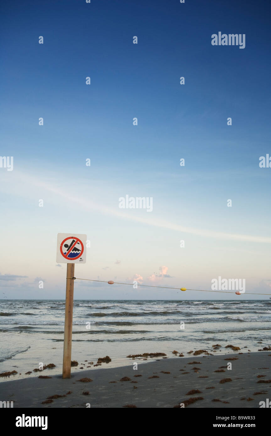 Nessun segno di nuoto a Galveston beach, Texas. Foto Stock