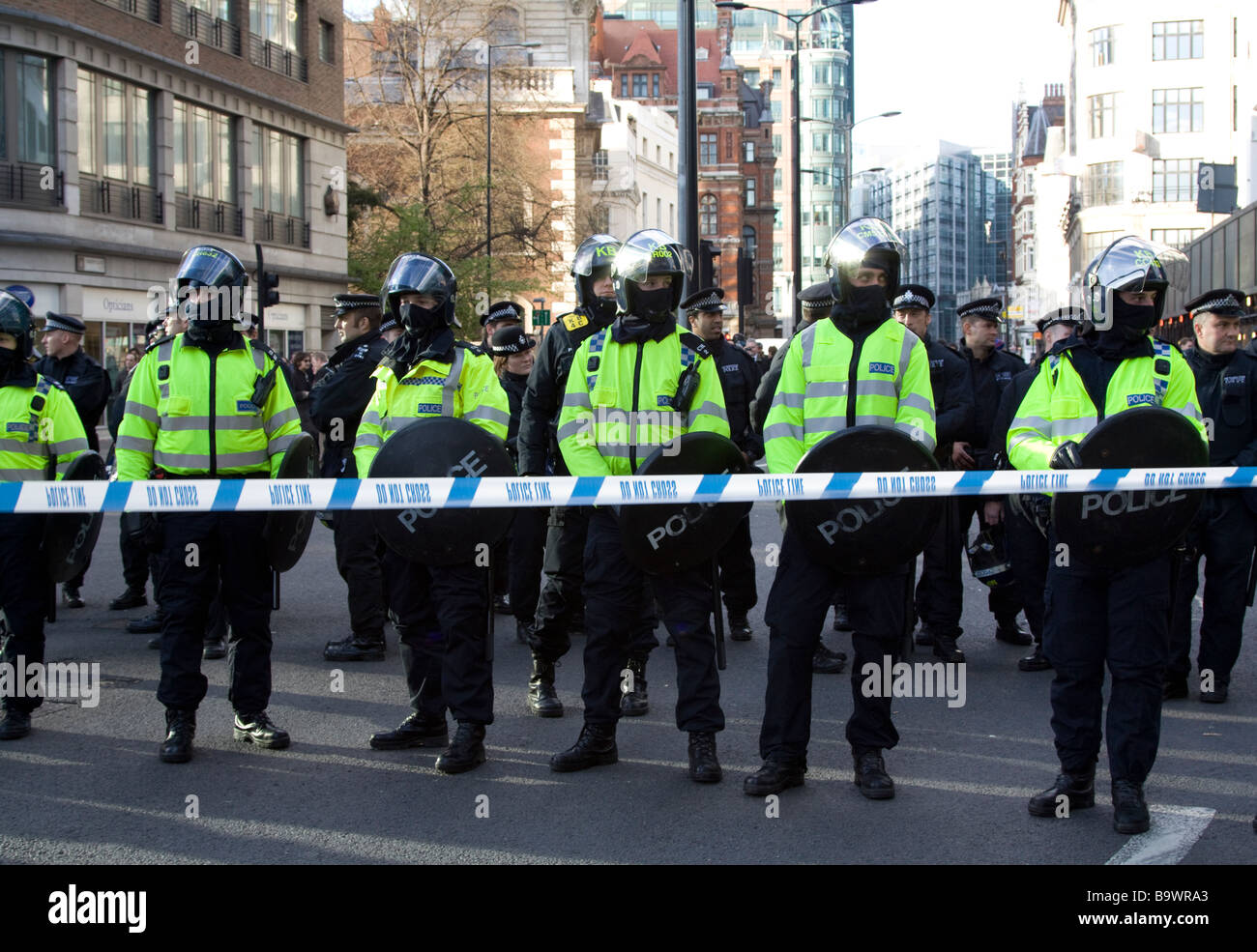 Polizia al vertice G20 proteste Bishopsgate City of London REGNO UNITO Foto Stock