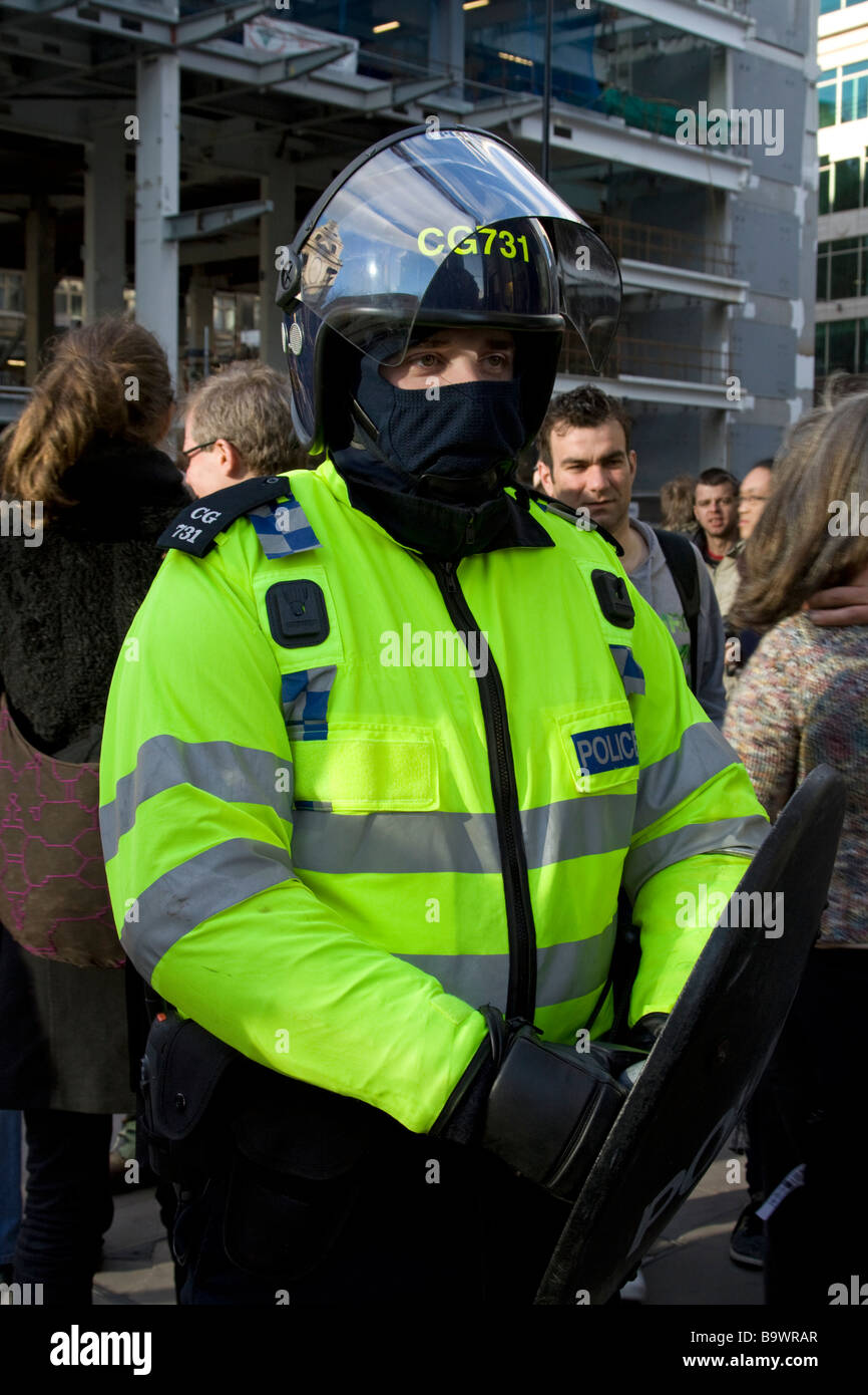 Polizia al vertice G20 proteste Bishopsgate City of London REGNO UNITO Foto Stock