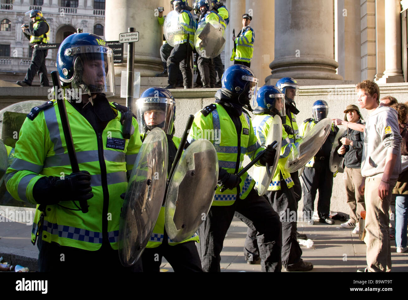 Polizia al vertice G20 proteste Cornhill Street City of London REGNO UNITO Foto Stock
