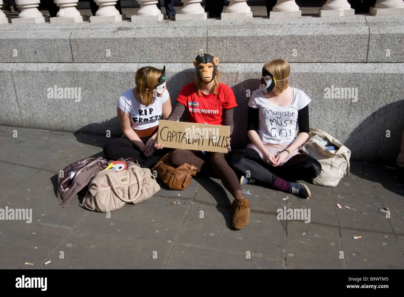 Le proteste del G20 di Londra del 2009 hanno preso di mira le politiche economiche, il settore bancario e il capitalismo, con slogan come "il capitalismo uccide” la richiesta di riforma sistemica Foto Stock