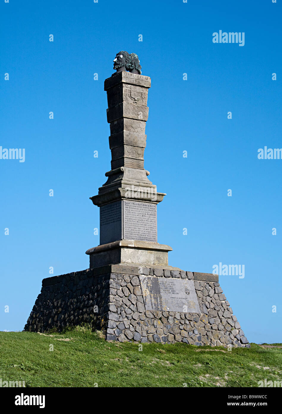 Monumento a Stenen Man (uomo di pietra) sul fronte mare dyke Westerzeedijk Harlingen Frisia Paesi Bassi Foto Stock