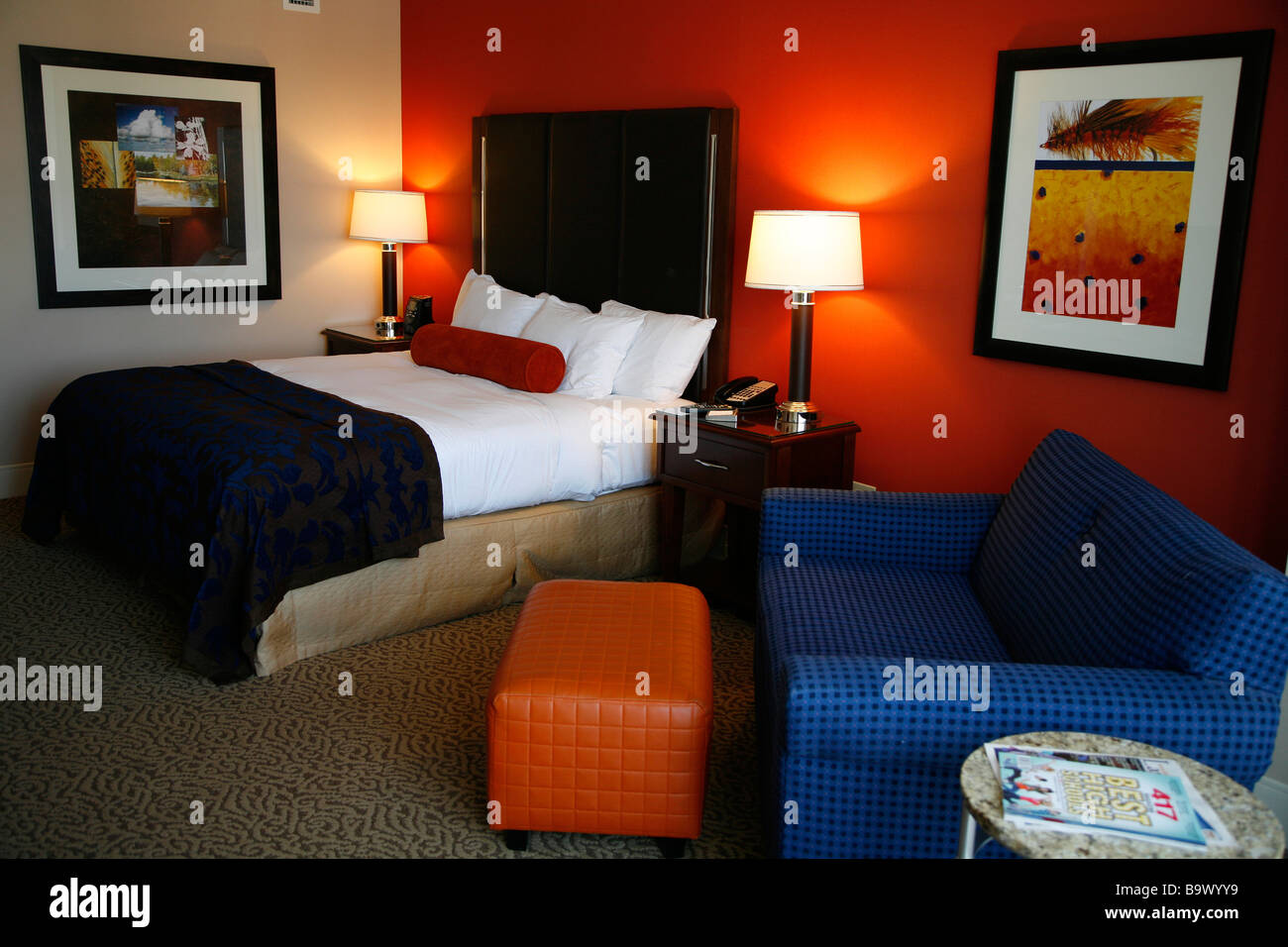 Hotel stanza di letto con clean preparata di fresco letto king size Foto Stock