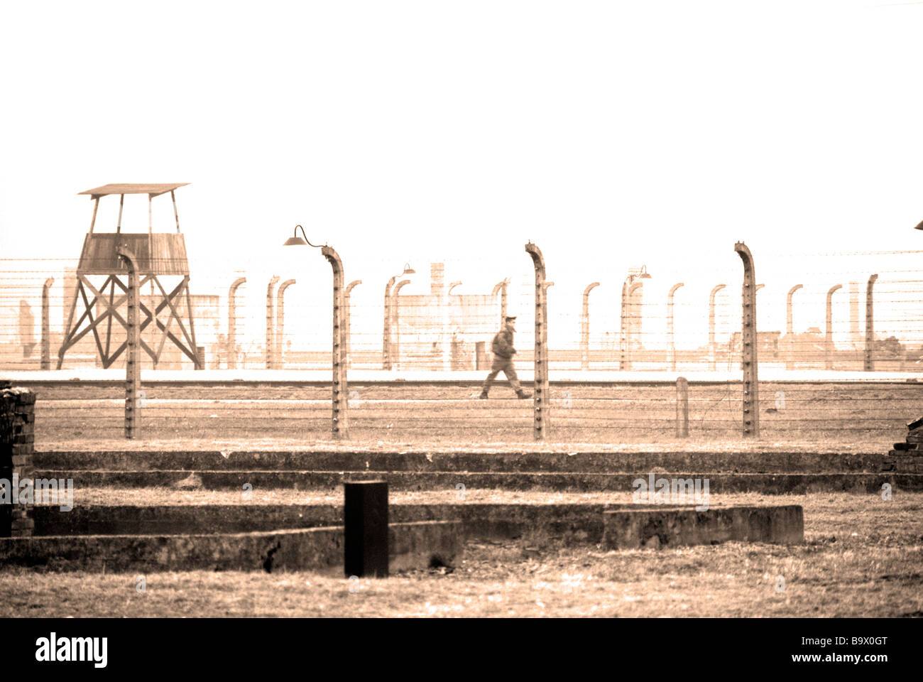 Soldato camminando sui campi del campo di concentramento di Auschwitz-Birkenau, Polonia, Europa Foto Stock