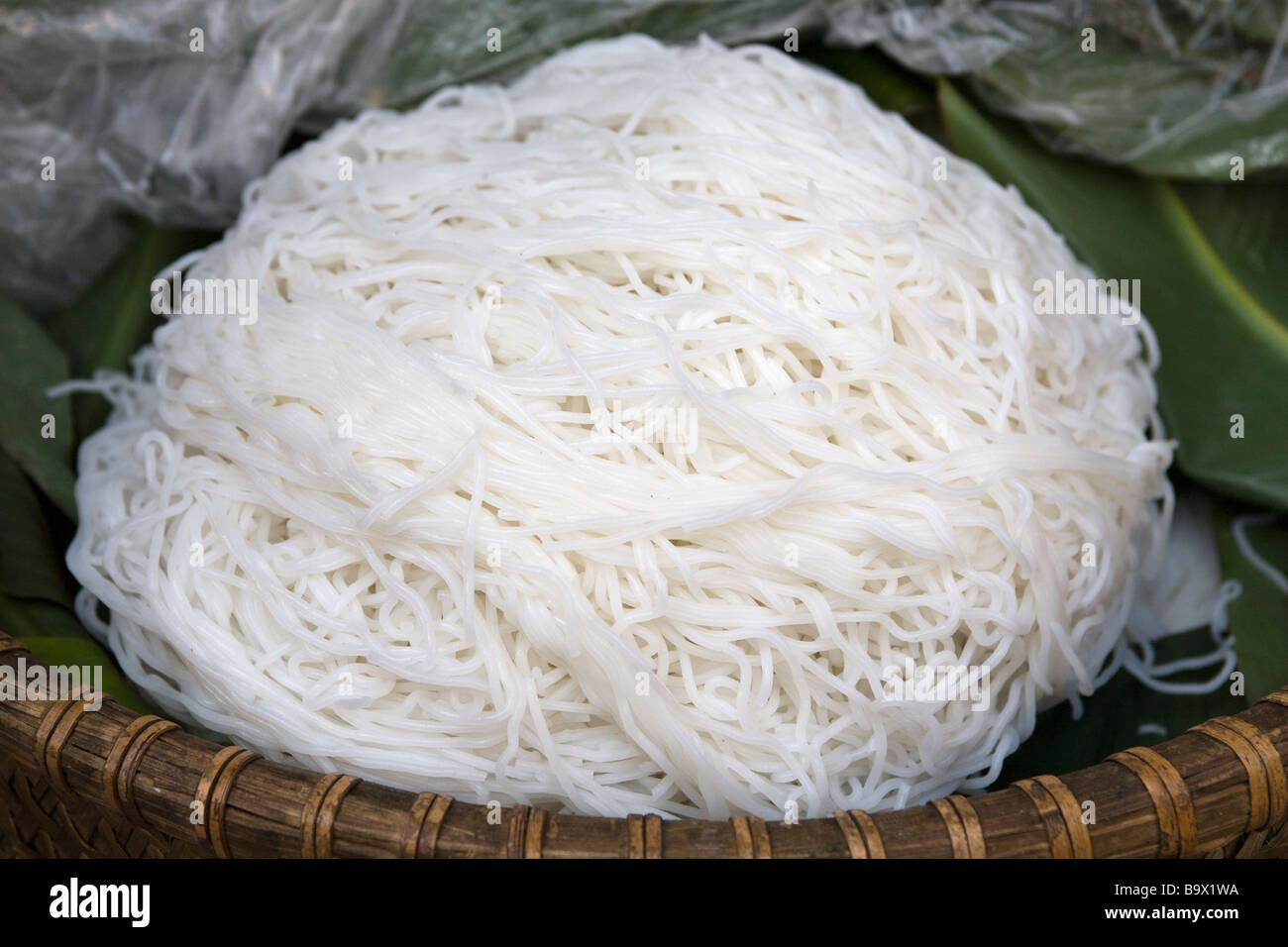 Wet Riso tagliatelle in stallo del mercato Hanoi Vietnam Foto Stock