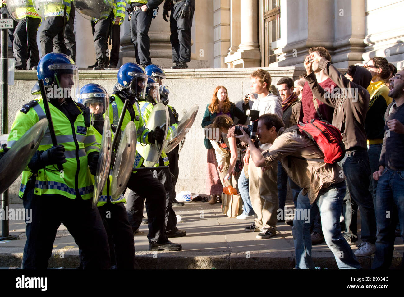 Polizia e manifestanti al vertice G20 proteste Cornhill Street City of London REGNO UNITO Foto Stock
