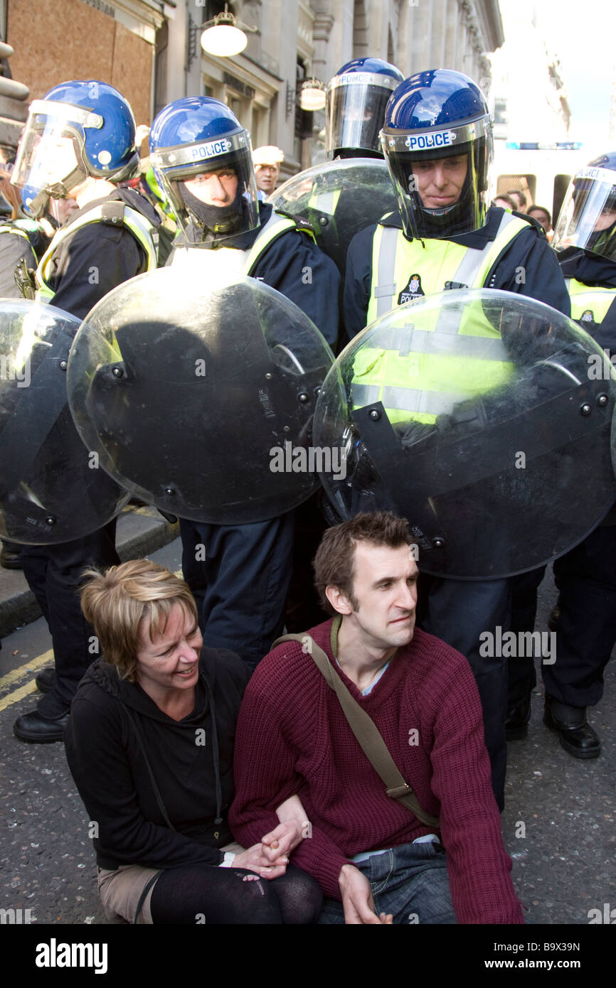 Polizia al vertice G20 proteste Cornhill Street City of London REGNO UNITO Foto Stock