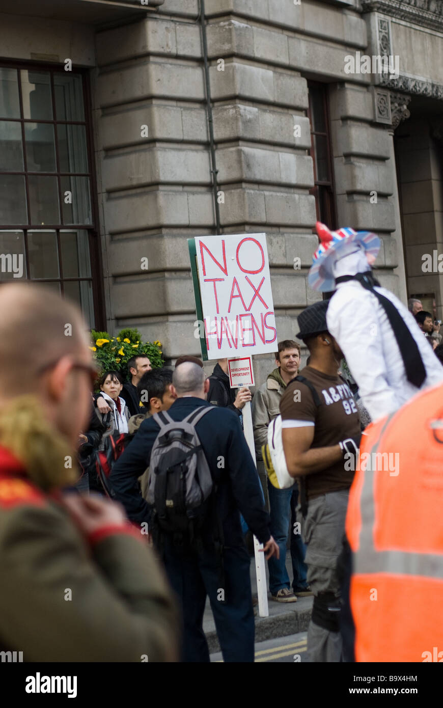 Un banner dichiarando che "nessun paradiso fiscale" è trattenuto da un manifestante al G20 proteste nel centro di Londra. Foto Stock