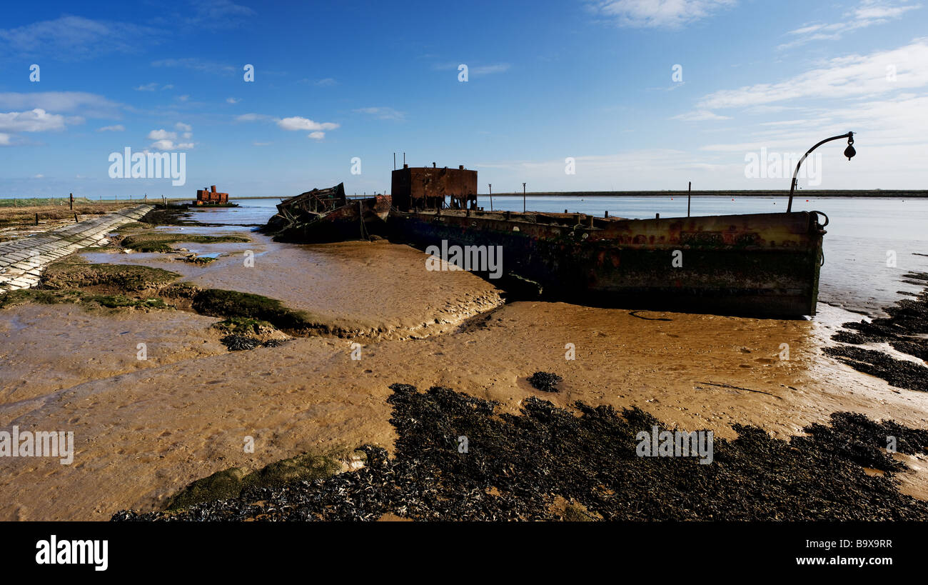 Una vista panoramica di barche abbandonate spiaggiata sulle rive del fiume Roach vicino Paglesham in Essex. Foto Stock