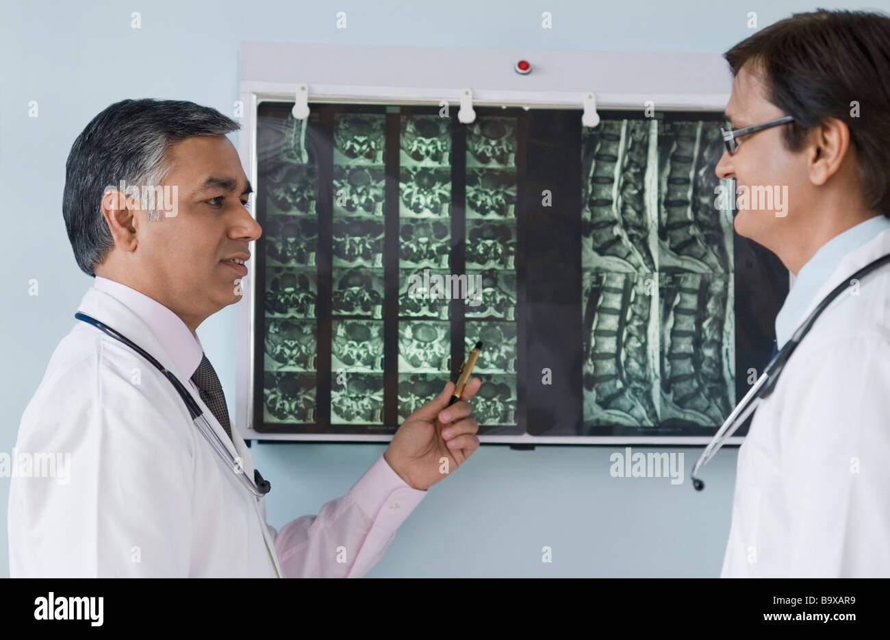 I medici esaminando un x-ray relazione Foto Stock