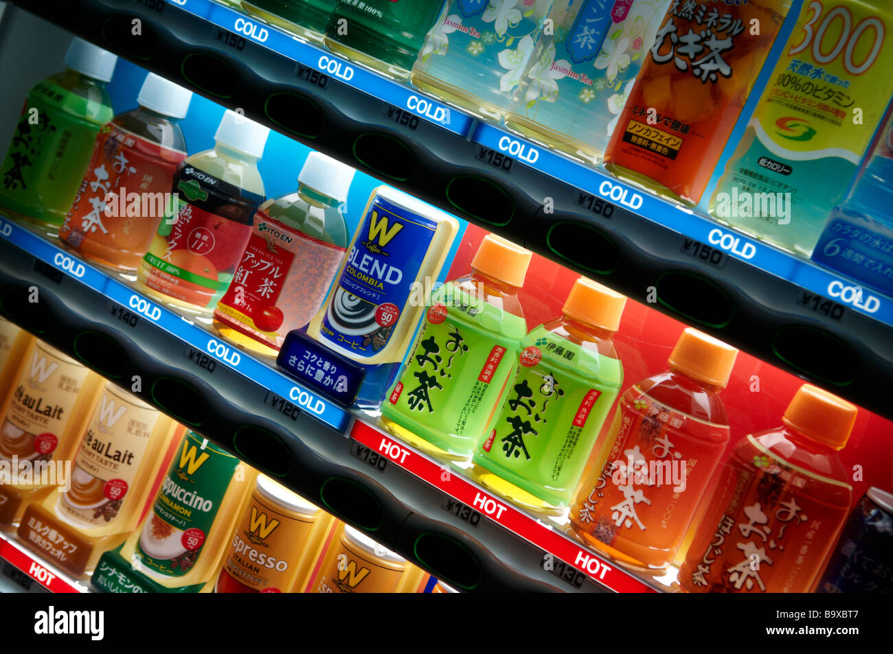 Bevande calde e fredde in vendita in una strada distributore nel quartiere di Shinjuku di Tokyo, Giappone Foto Stock