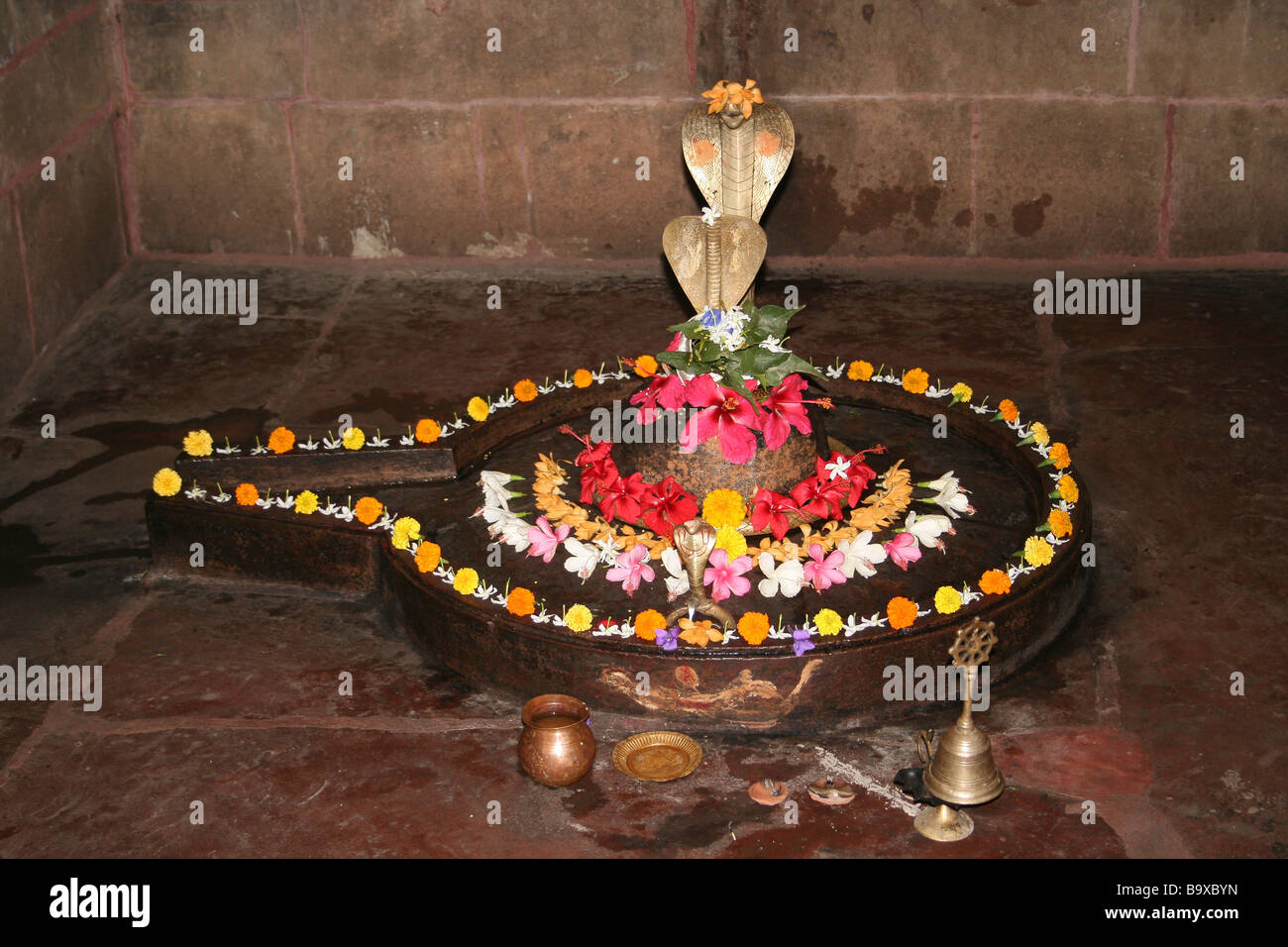 Tempio Lingam Santuario con offerte al Signore indù Shiva Foto Stock