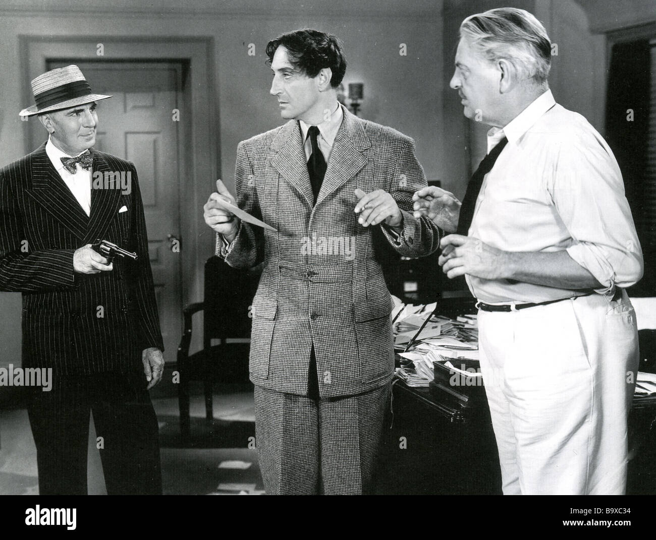 SHERLOCK HOLMES IN WASHINGTON 1942 film con Basil Rathbone centro come  Holmes Foto stock - Alamy
