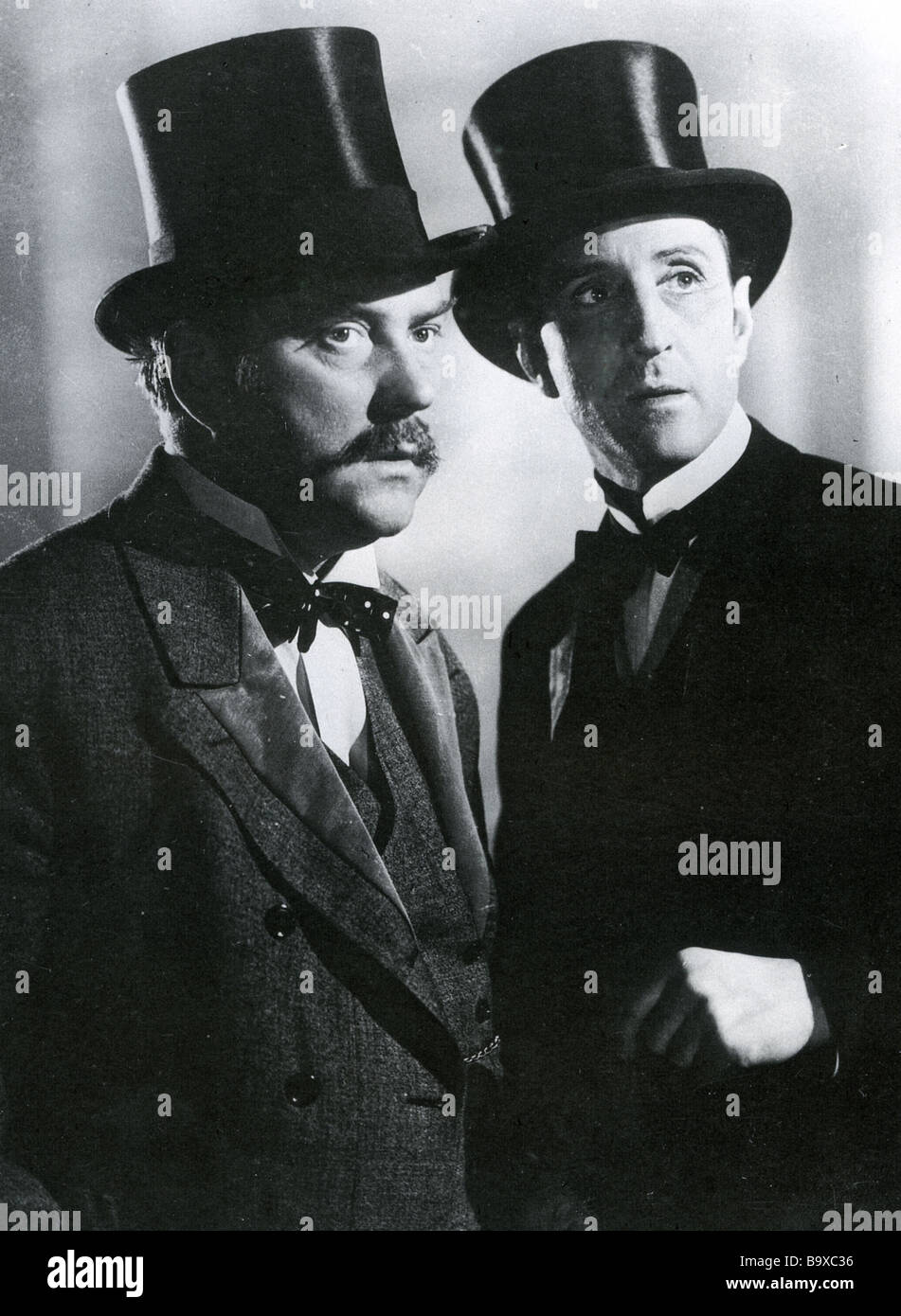 Il Segugio del BASKERVILLES 1939 film con Nigel Bruce a sinistra e Basil Rathbone Foto Stock