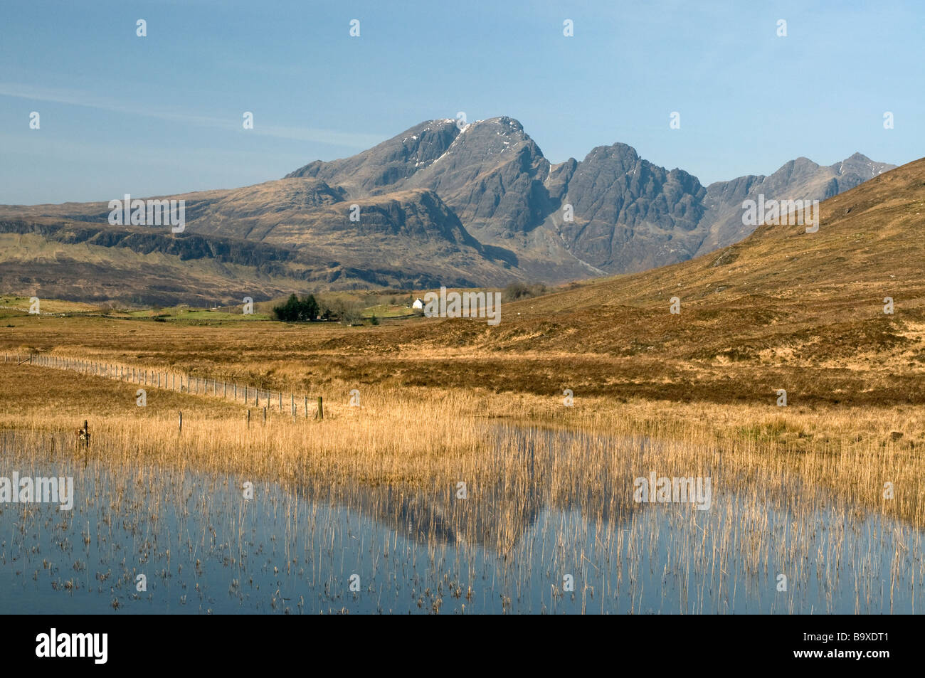 Loch Cill Chriosd in Strath Suardal con Black Cullin montagne al di là dell Isola di Skye Highlands scozzesi SCO 2239 Foto Stock