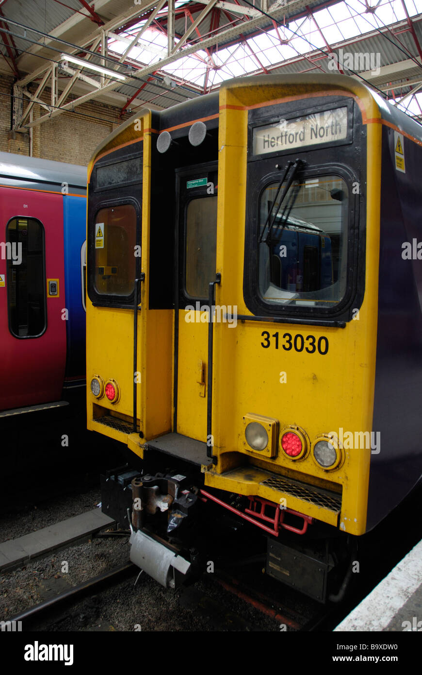 I treni suburbani presso la stazione di Kings Cross Londra Foto Stock