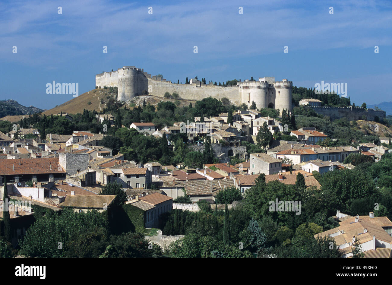 Vista sui tetti di Villeneuve-les-Avignon & il fortilizio medievale di Saint André (c14TH), il dipartimento del Gard, Francia Foto Stock