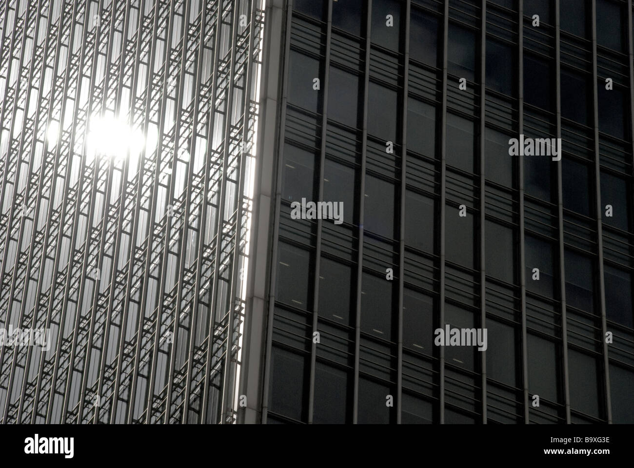 Il raschiatore di sky city building windows sun riflettere canary wharf docks Londra architettura moderna lavoro soldi business banking Foto Stock