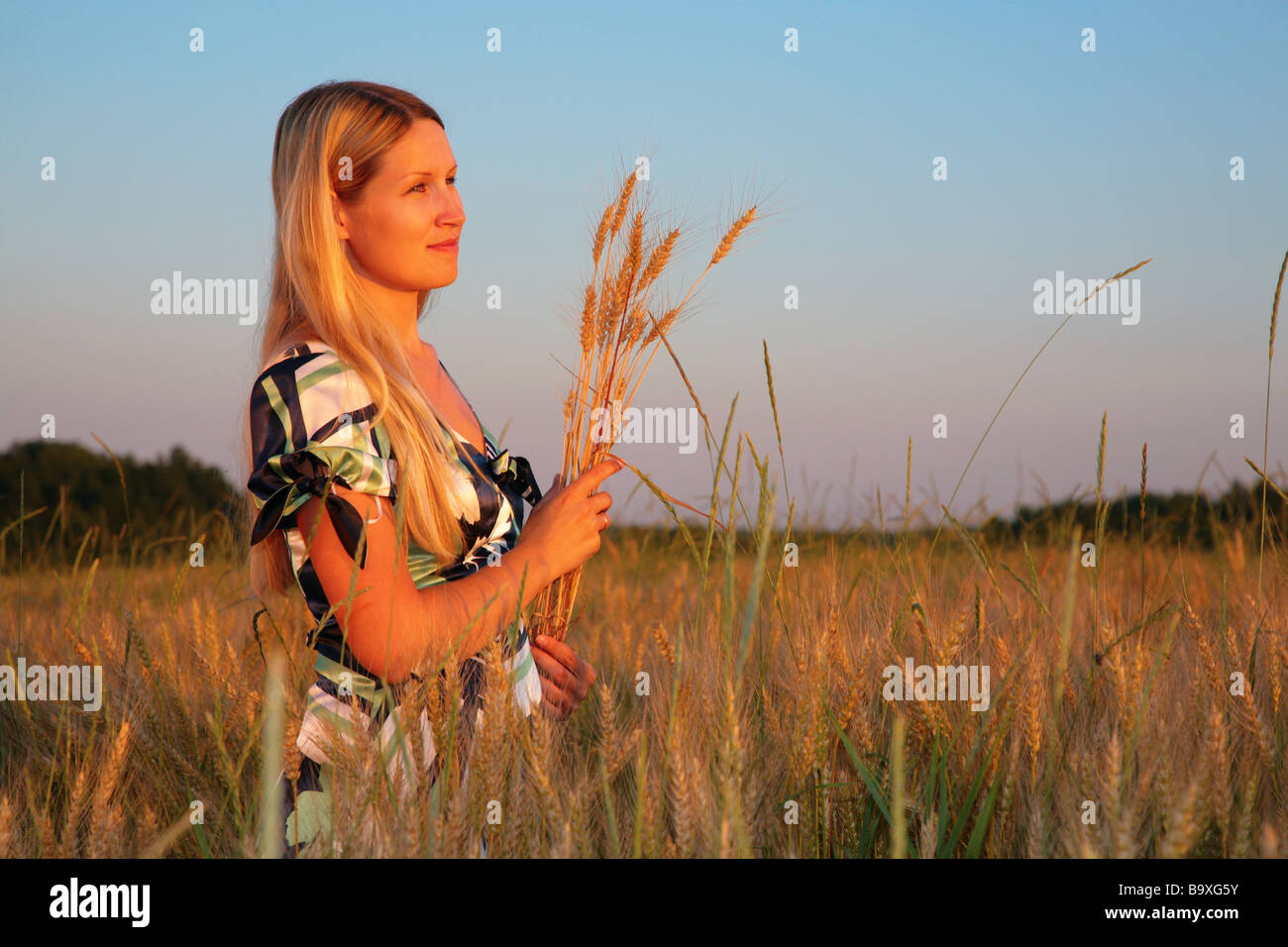 Giovane donna con guadagna sul campo weaten Foto Stock
