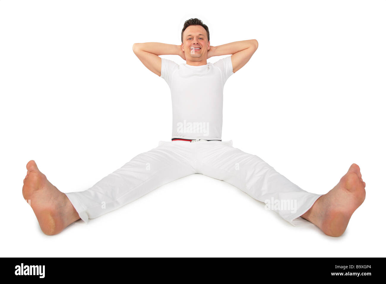 Uomo fa cultura fisica, tenendo le mani dietro la testa Foto Stock