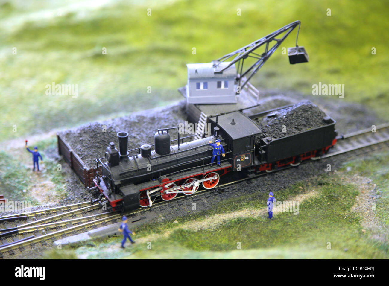 Modello di locomotiva a vapore viene caricato dal carbone Foto Stock