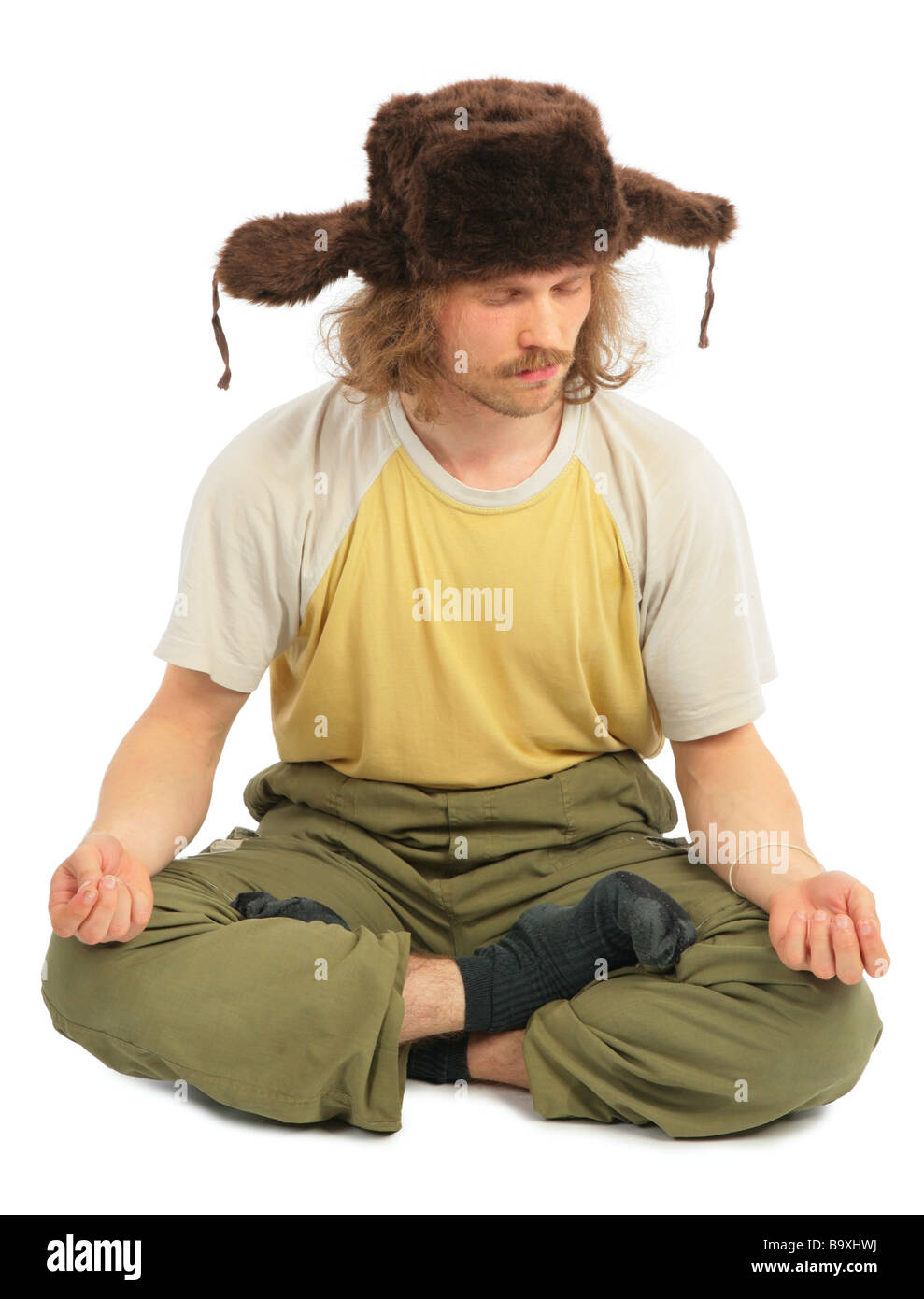Meditando dai lunghi capelli uomo russo nel cappuccio con auricolari a lembi Foto Stock