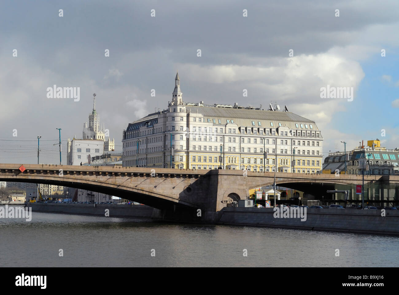 Il ponte attraverso il fiume Moskva e grande casa vivente Mosca Russia Foto Stock