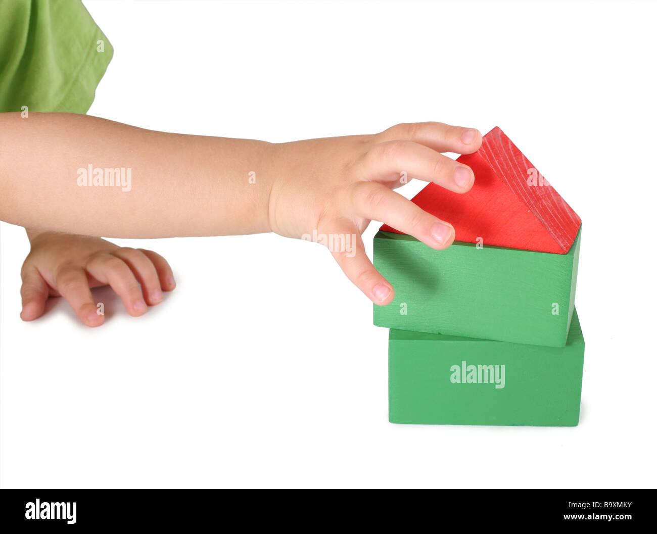 I bambini la mano e toy house dai cubi Foto Stock