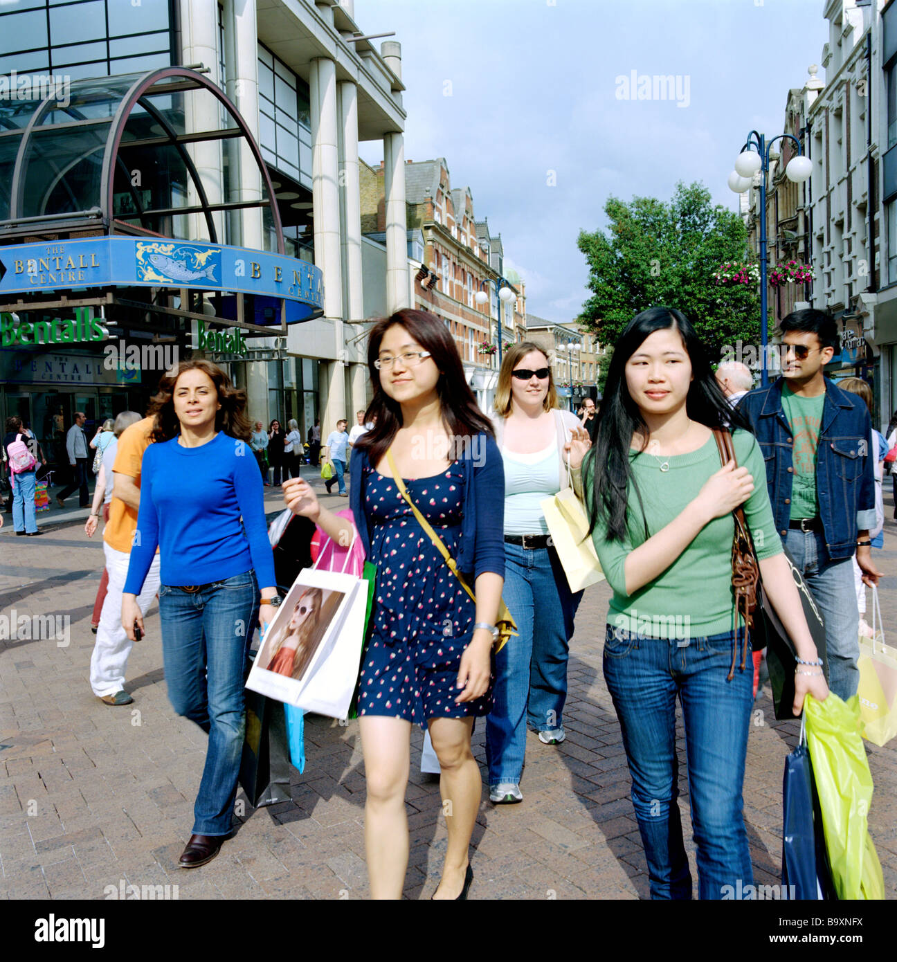 Felici gli amanti dello shopping, giovani adulti shopping, divertimento di sabato in una città nel Regno Unito. Attraente, moda, stile di vita, i consumatori Foto Stock