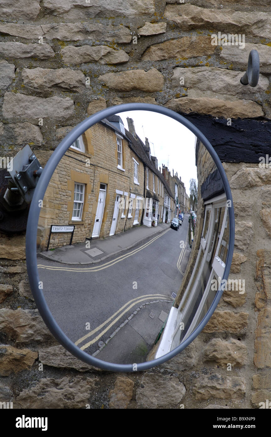 Specchio convesso in street, Regno Unito Foto Stock