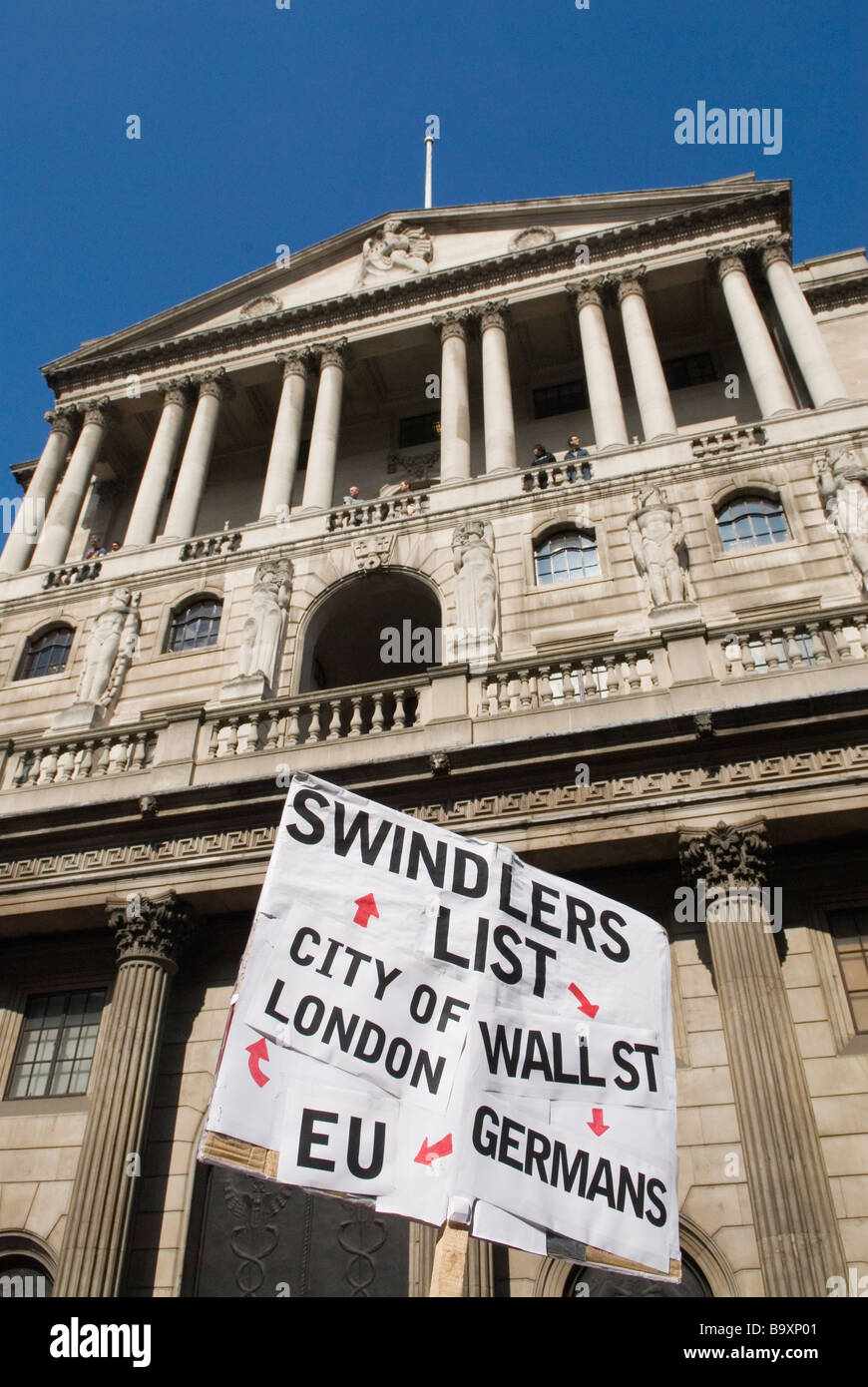 G20 fermare la manifestazione City, 2009 protesta fuori Banca d'Inghilterra a causa della recessione e crunch del credito. 2000 Londra Regno Unito HOMER SYKES Foto Stock