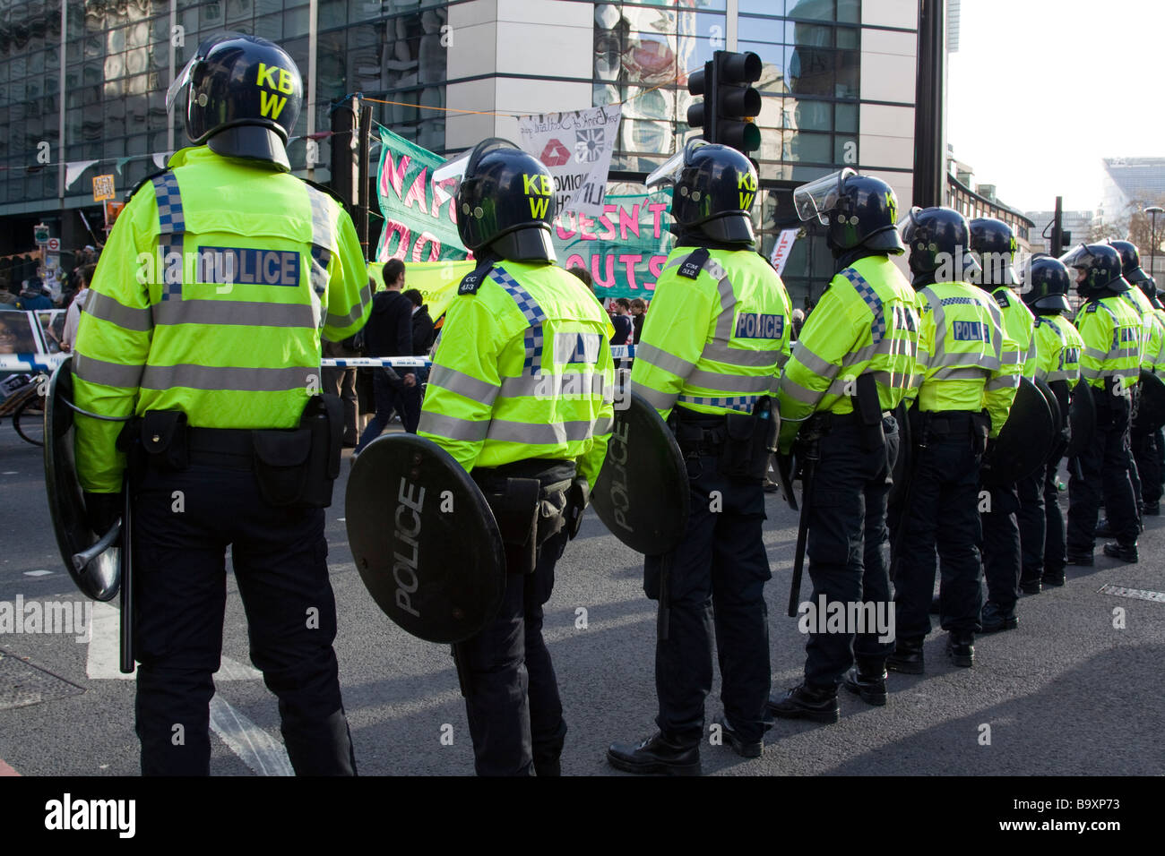 Polizia al vertice G20 proteste Bishopsgate City of London REGNO UNITO Foto Stock