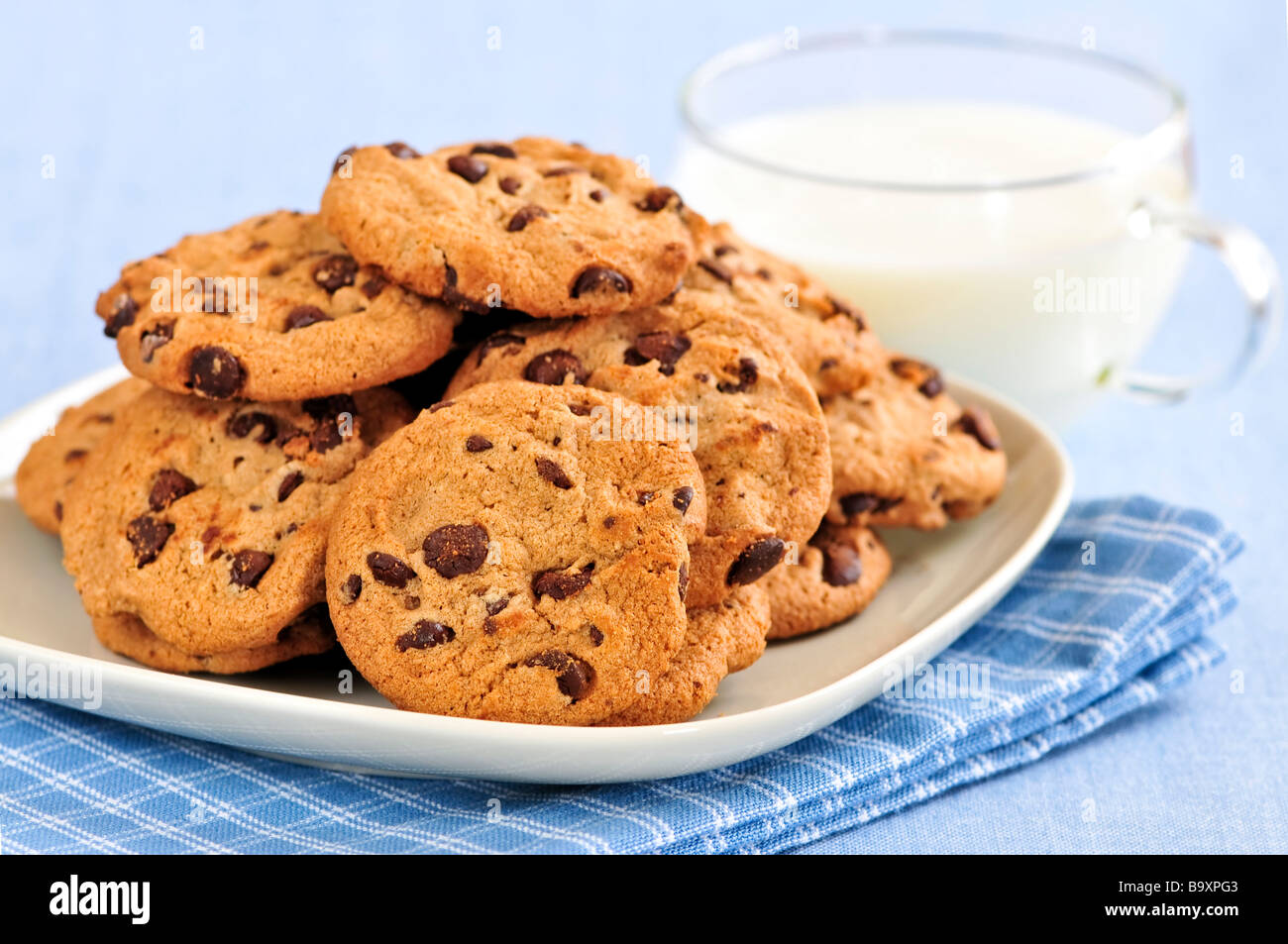 Piastra di biscotti con scaglie di cioccolato al latte Foto Stock