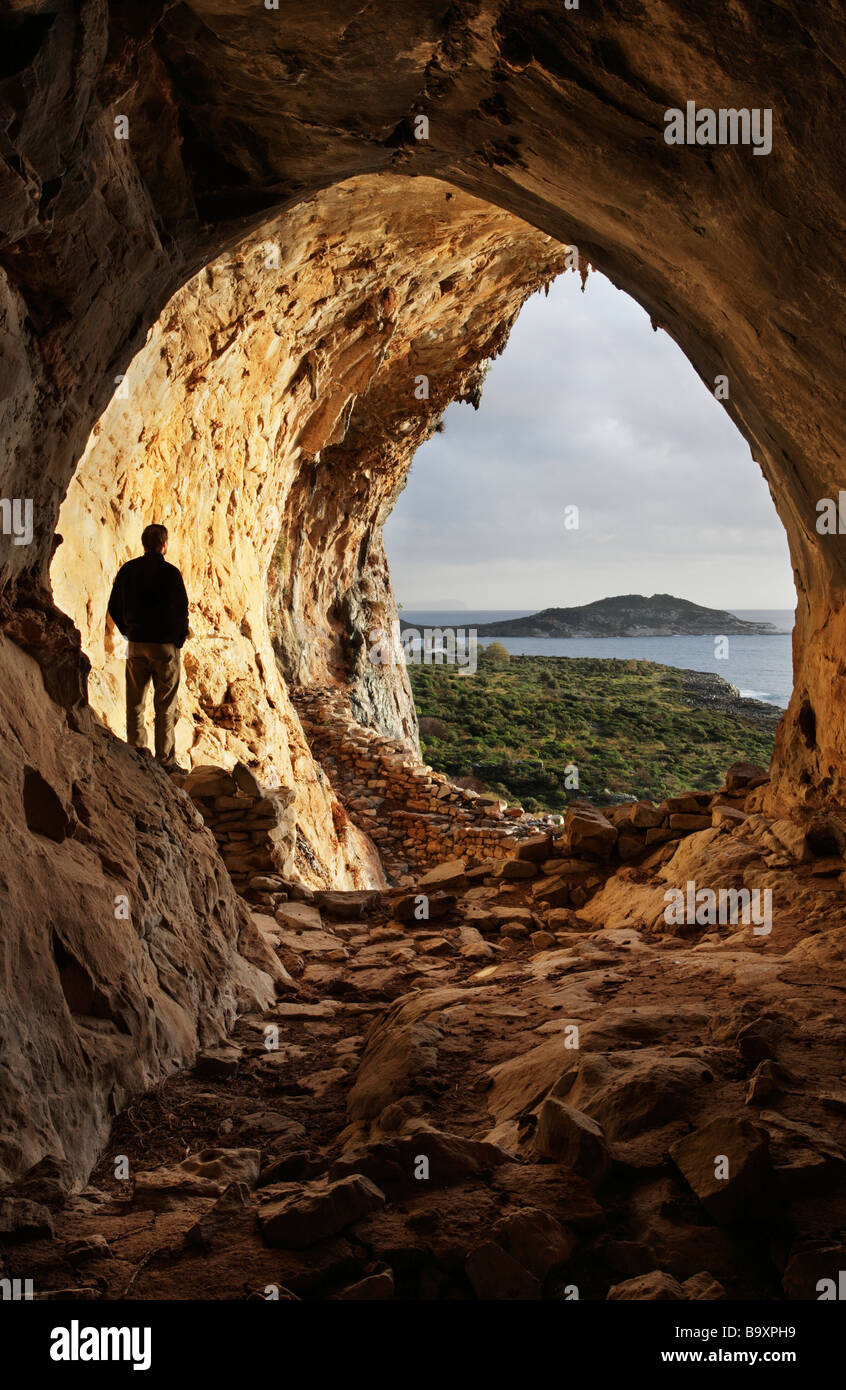 Vista dalla grotta costiera tra Agios Dimitrios e Trachila Mani Peloponneso Grecia Foto Stock