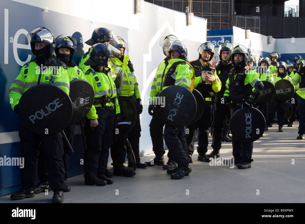 Polizia al vertice G20 proteste Bishopsgate City of London REGNO UNITO Foto Stock