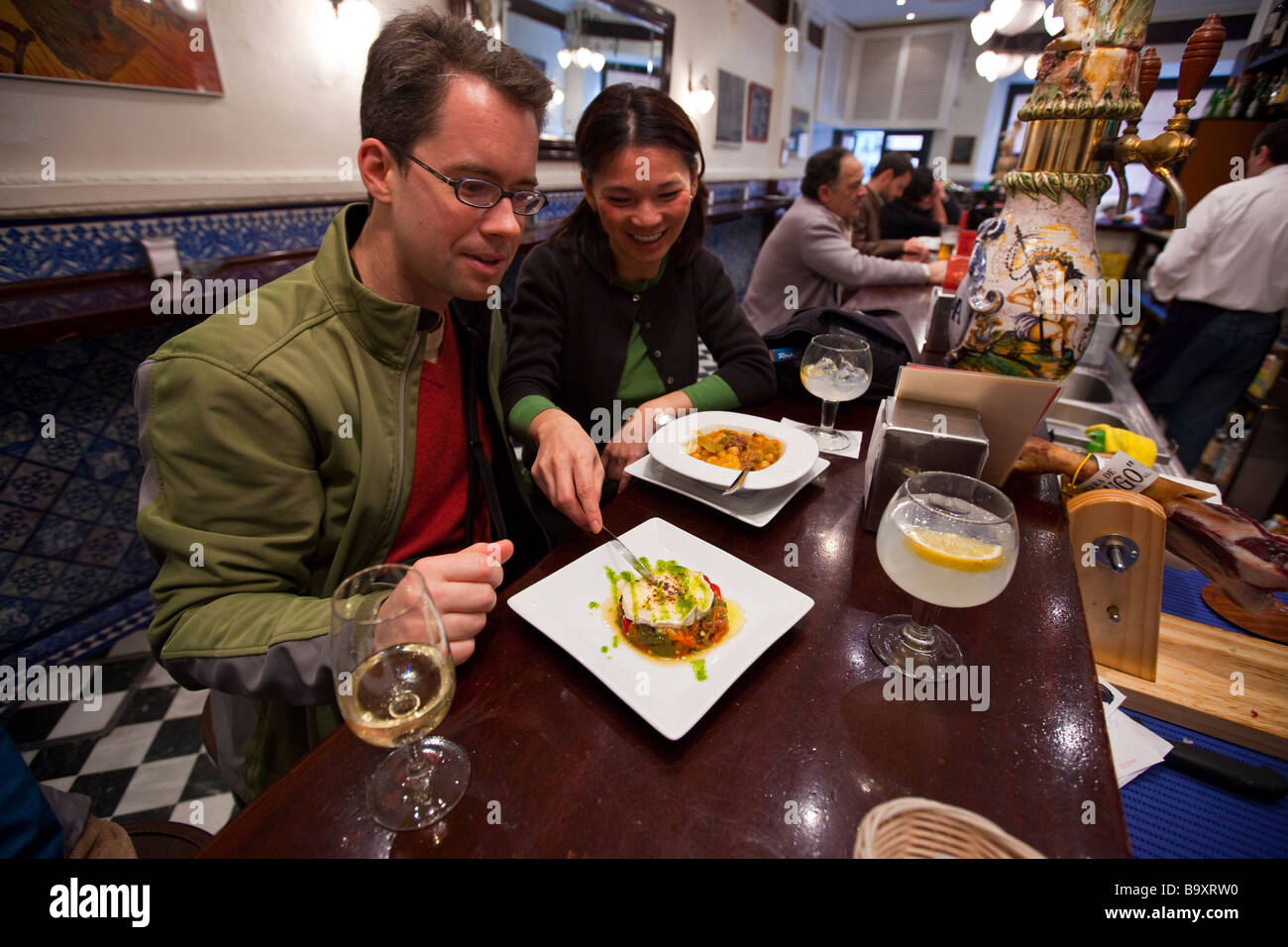 Turisti che si godono le tapas nel bar Europa a Siviglia Spagna Foto Stock
