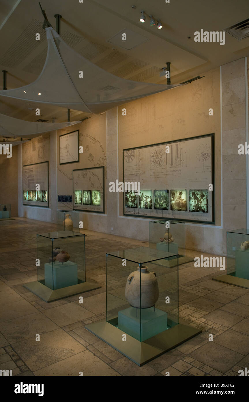 Antichi reperti esposti nel visitatore hall di Masada sito archeologico Mar Morto Israele Foto Stock