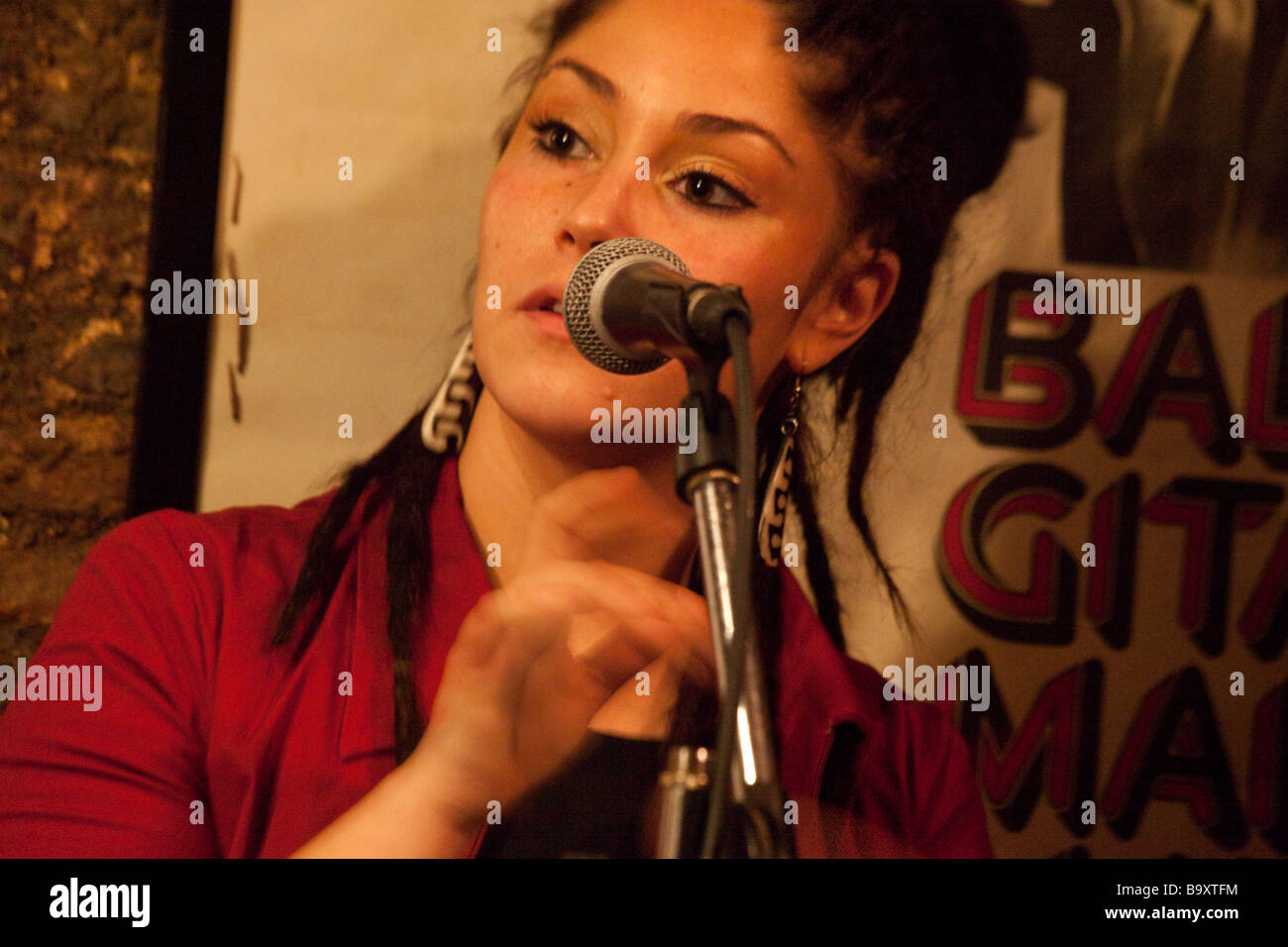 Il cantante in una performance di Flamenco a Granada Spagna Foto Stock