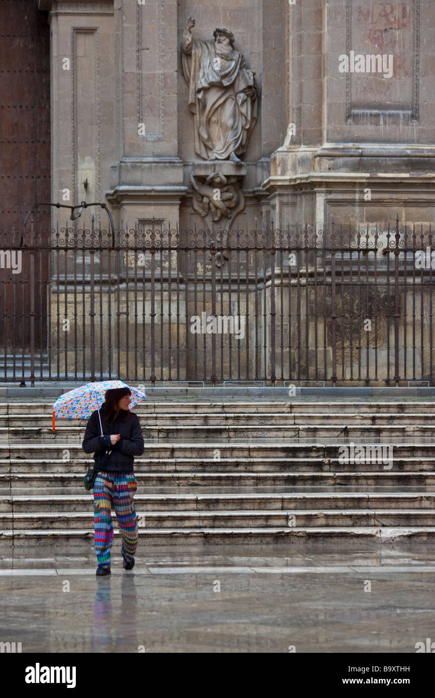 Giorno di pioggia di fronte alla Cattedrale di Granada a Granada Spagna Foto Stock