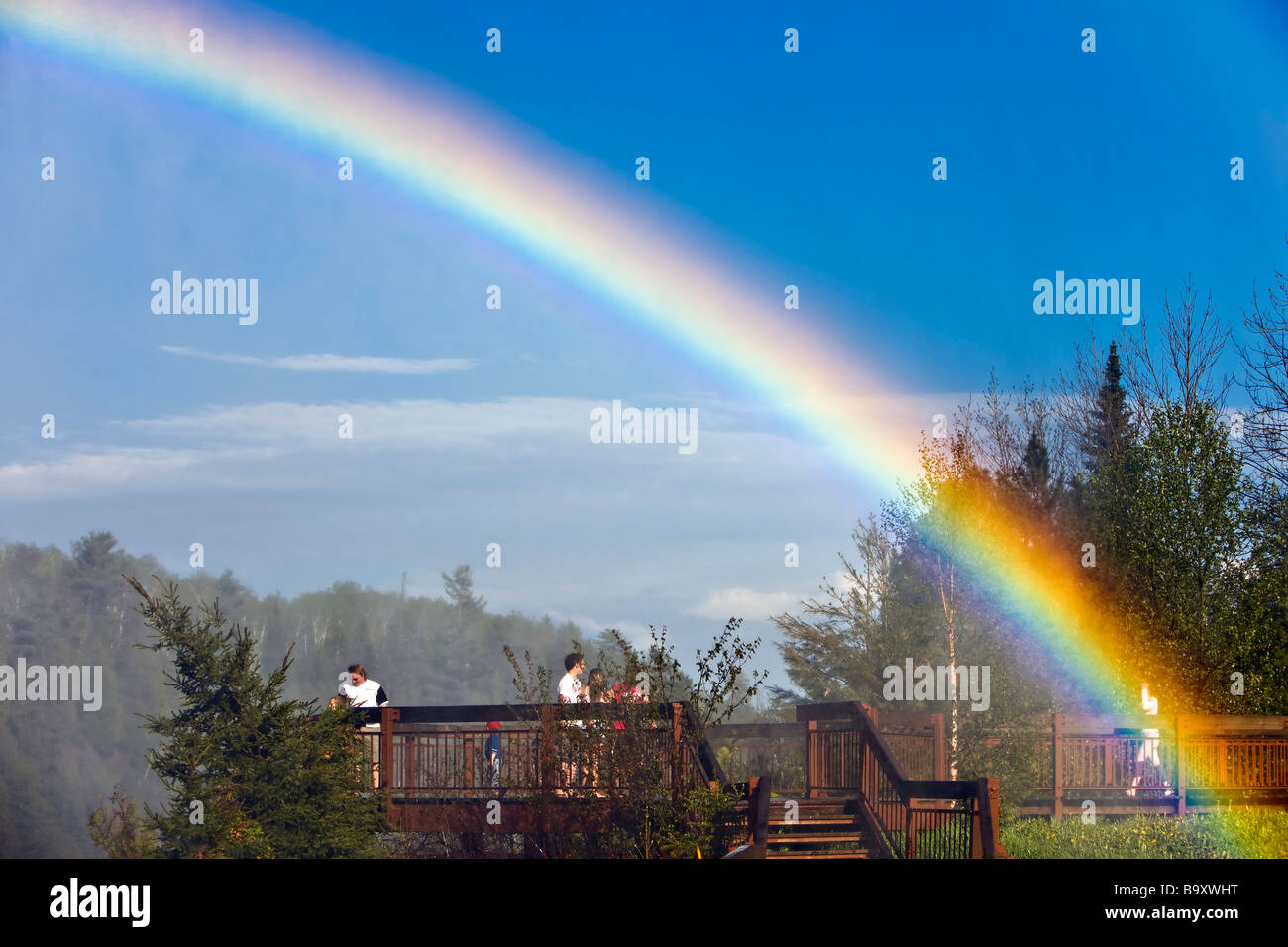 Rainbow nella nebbia sopra la passeggiata in corrispondenza di Kakabeka Falls (aka Niagara del Nord) lungo il fiume Kaministiquia. Foto Stock