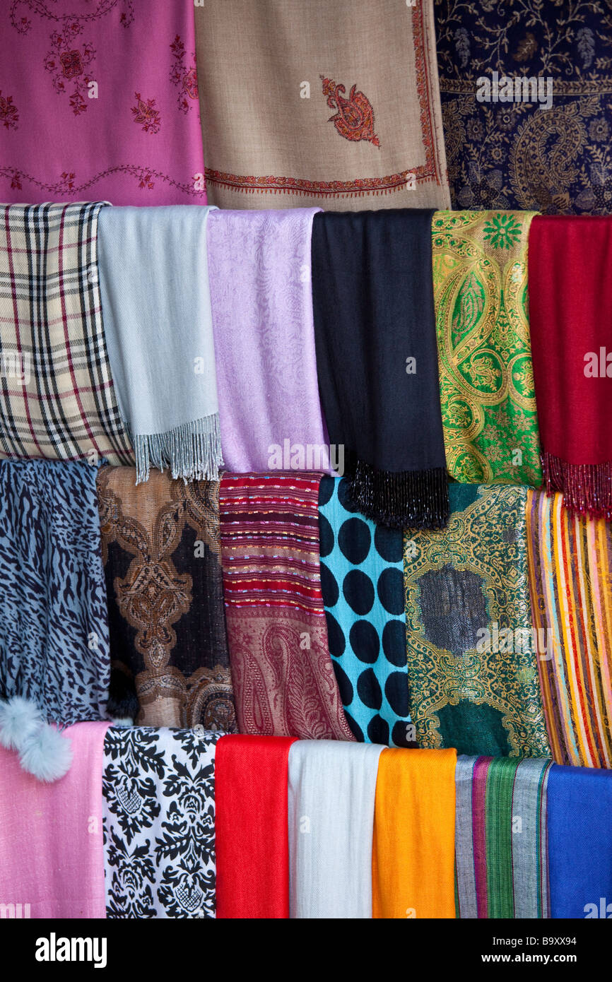 Pashmina scarf scarves immagini e fotografie stock ad alta risoluzione -  Alamy