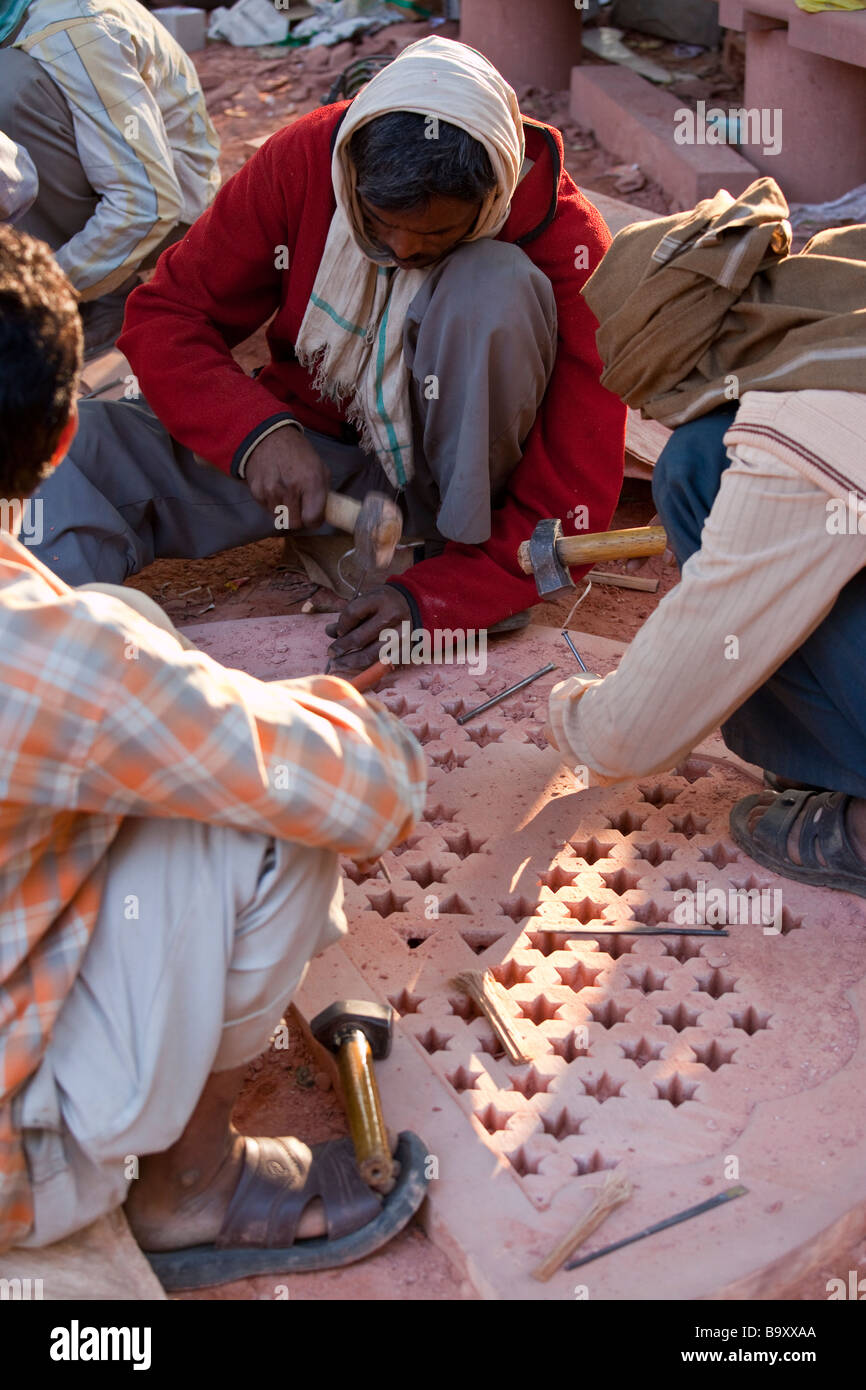 Lavori di restauro il carving nuova griglia a Humayuns tomba in Delhi India Foto Stock