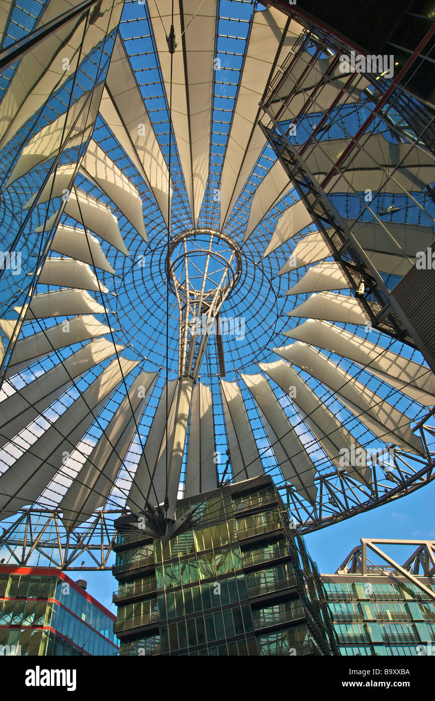 Interno della cupola del Sony Center progettato da Helmut Jahn Berlin Germania 2008 Foto Stock